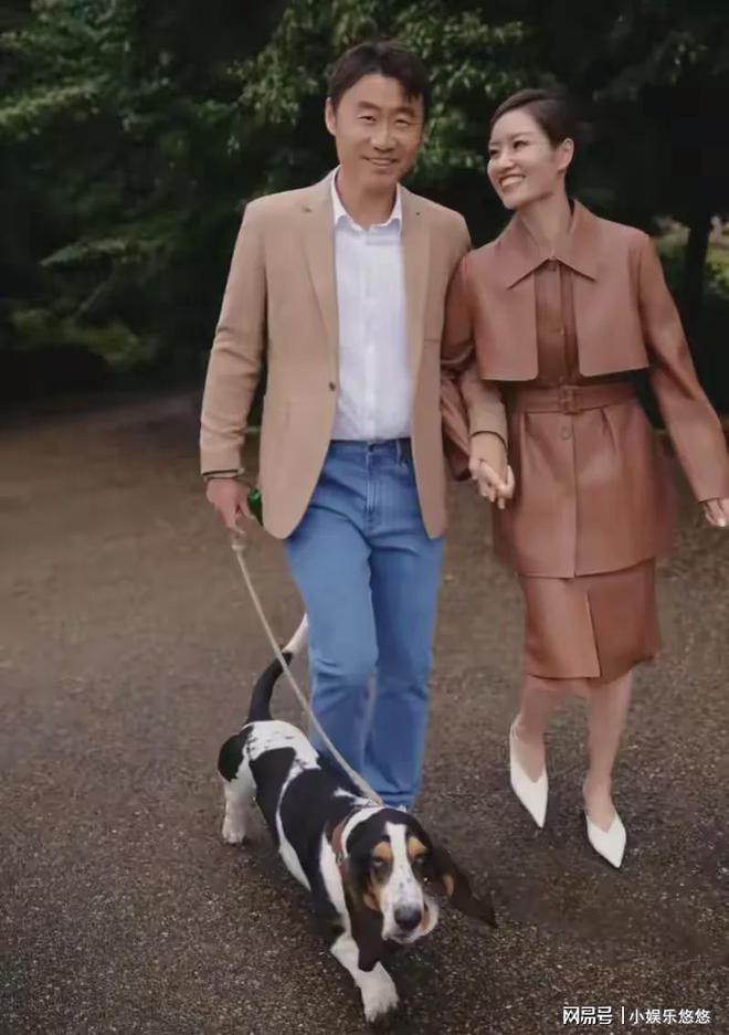 偶遇微卷短发气质迷人退役后越来越美球王会体育惊艳！李娜上海大师赛被(图1)