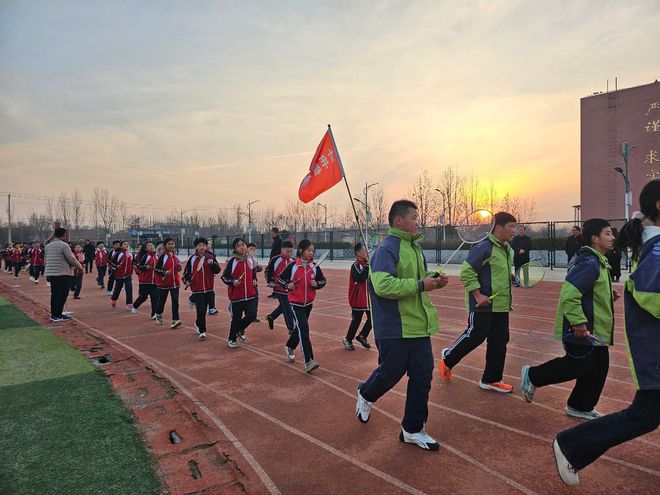 享——洋湖乡中学阳光大课间观摩活动球王会平台“绳”彩飞扬“羽”乐共(图3)