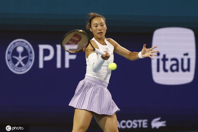 汤森德 对手摔拍泄愤郑钦文6年复仇横扫(图5)